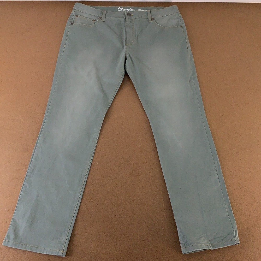 Wrangler Men's Size 38 x 32 Medium Wash Denim Regular Stragith Western Jeans